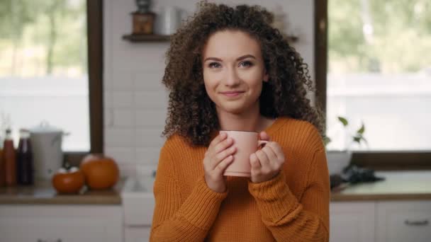 Retrato Sorrindo Jovem Mulher Bebendo Chá Quente — Vídeo de Stock
