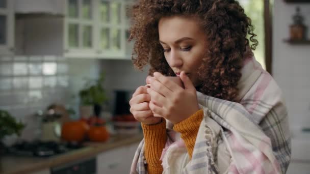 Беспокойная Женщина Завернутая Одеяло Пьющая Горячий Чай — стоковое видео