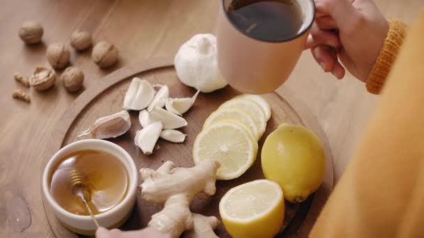 蜂蜜で熱いお茶を作る女性のクローズアップ — ストック動画