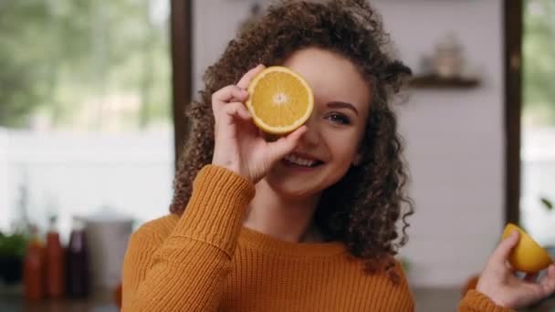 Beide Augen Mit Orangenscheiben Bedeckt — Stockvideo