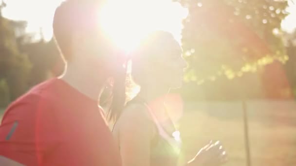 Primo Piano Della Coppia Jogging Nel Parco — Video Stock