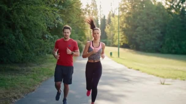 Jong Koppel Joggen Tijdens Zonnige Namiddag — Stockvideo