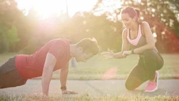 Woman Motivating His Boyfriend Workout — Stock Video