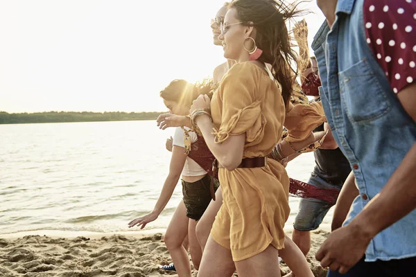 Groupe Jeunes Qui Courent Sur Plage — Photo