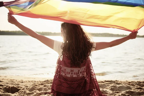 Vista Trasera Mujer Con Bandera Del Arco Iris Playa —  Fotos de Stock