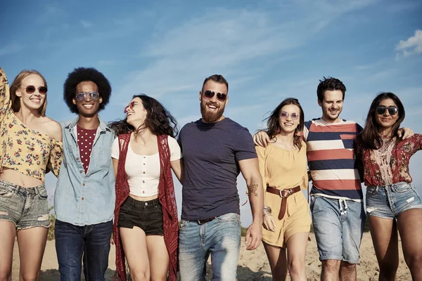 Jeunes Gens Souriants Dans Une Rangée Sur Air Frais — Photo