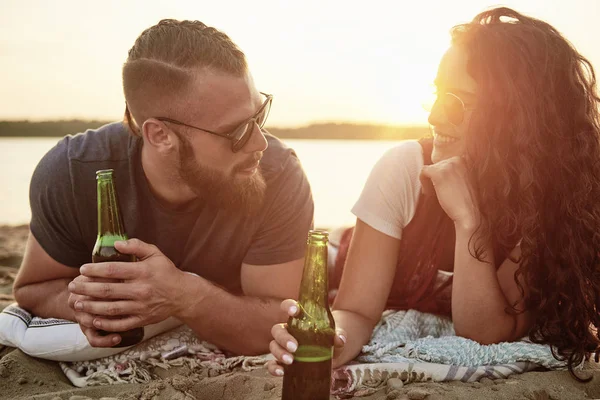 Sahilde bira içen sevgi dolu çift 