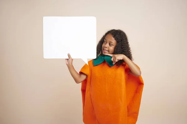 空のスピーチバブルを保持するハロウィーンの衣装でアフリカの女の子 — ストック写真
