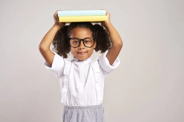 Glückliche Studentin Mit Büchern Auf Dem Kopf — Stockfoto