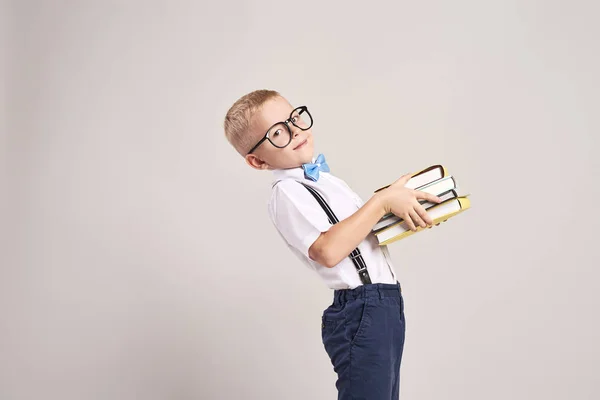 Zijaanzicht Van Jongen Met Een Stapel Boeken — Stockfoto