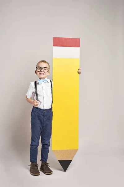 Sorrindo Menino Segurando Lápis Grande — Fotografia de Stock