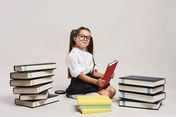 Selbstbewusstes Mädchen Sitzt Zwischen Büchern — Stockfoto