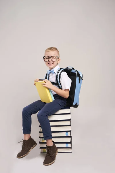 Glückliches Kind Mit Rucksack Und Bücherstapel — Stockfoto