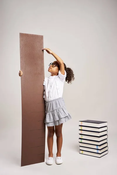 非洲学生女孩与大尺子和书籍 — 图库照片