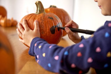 Cadılar Bayramı balkabağı çocuk çizim yakın çekim
