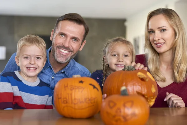 Porträtt Leende Familj Halloween Tid — Stockfoto