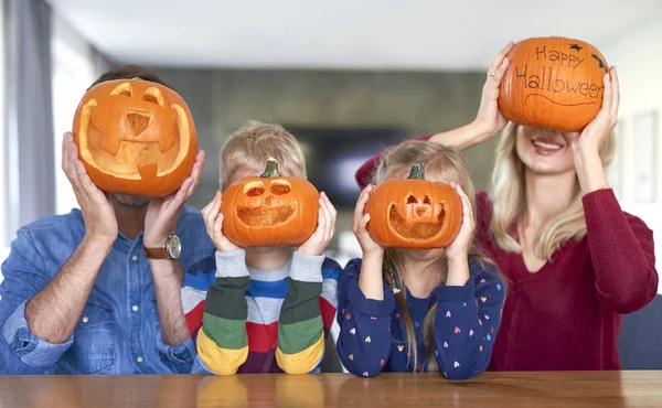 Family Holding Halloween Pumpkins Front Face — Stock Photo, Image