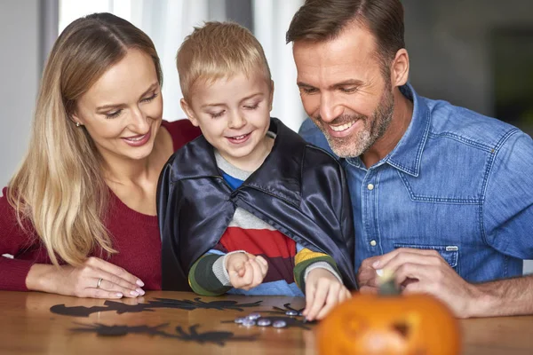 Feliz Familia Pasando Halloween Juntos —  Fotos de Stock