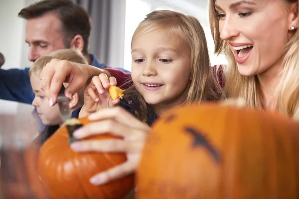 Lycklig Familj Förbereder Till Halloween — Stockfoto