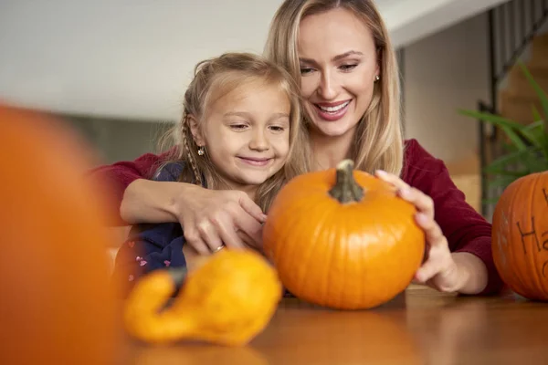 Mother Daughter Making Carved Pumpkin — Stock Photo, Image