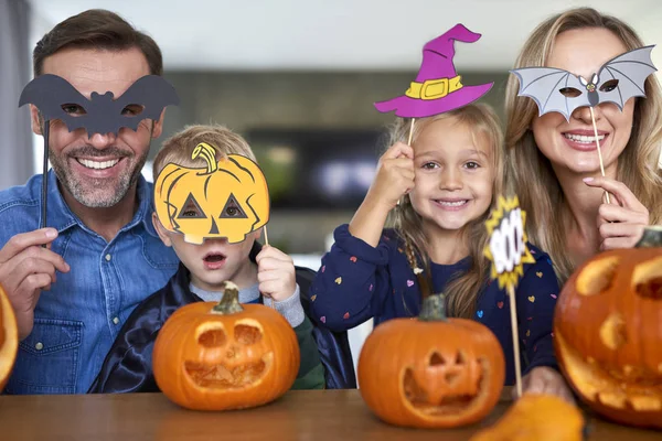 Portret Szczęśliwej Rodziny Maskach Halloweenowych — Zdjęcie stockowe