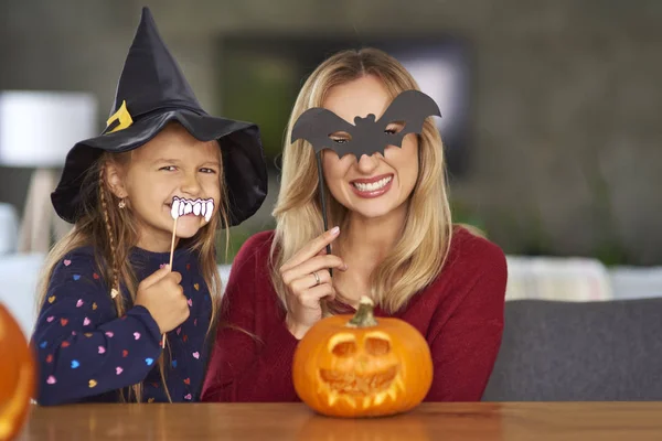 Porträtt Mor Och Dotter Med Halloween Masker — Stockfoto