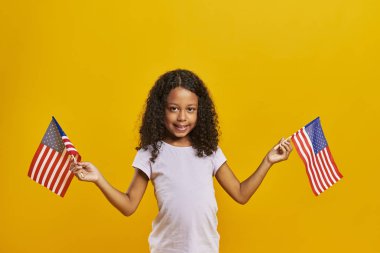 Afrikalı kız Amerikan bayrakları sallıyor 
