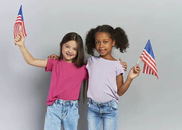 Dwie Dziewczyny Trzymające Amerykańską Flagę — Zdjęcie stockowe