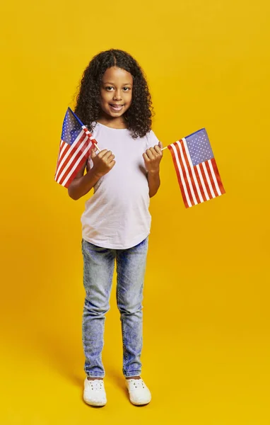 Portret Afrykańskiej Dziewczyny Trzymającej Flagi Amerykańskie — Zdjęcie stockowe