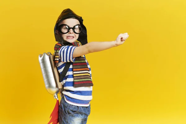 Niño Juguetón Con Jet Pack Toma Del Estudio —  Fotos de Stock