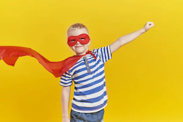 スーパーヒーローの衣装で遊び心のある男の子の肖像 — ストック写真