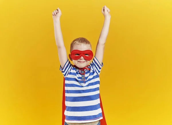 Enfant Comme Super Héros Avec Les Mains Levées — Photo