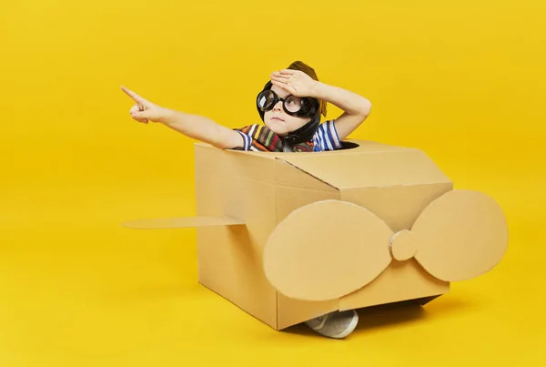 Dziecko Jako Astronauta Zabawkowym Samolocie Wskazującym Przestrzeń Kopiowania — Zdjęcie stockowe