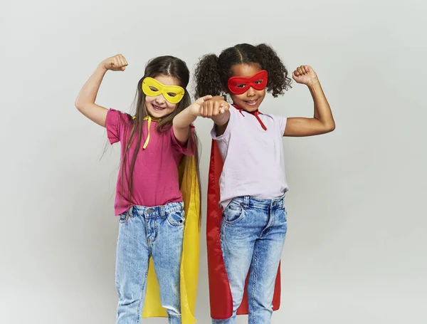 Twee Meisjes Superheld Kostuum — Stockfoto