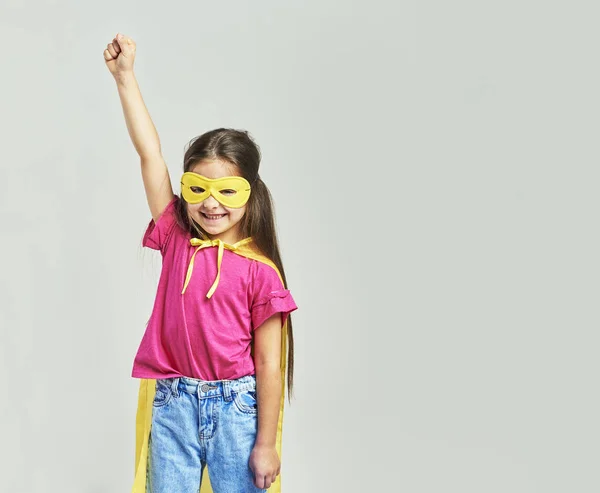 Fille Mignonne Costume Super Héros Avec Les Mains Levées — Photo