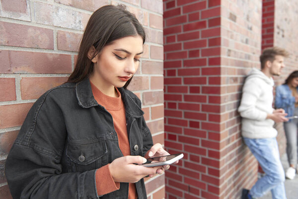 Young Women Using Smart Phone — Stock Photo, Image