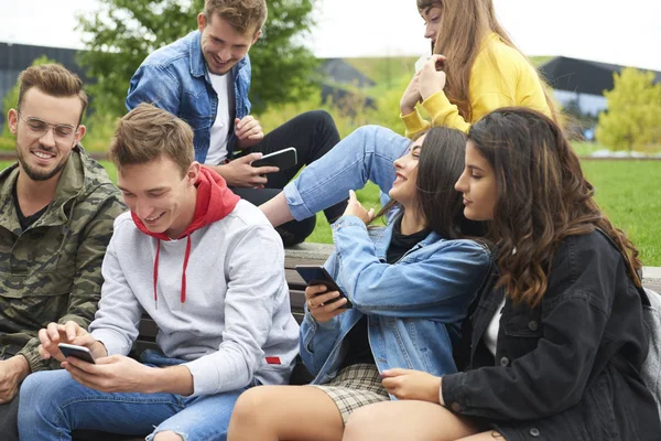 Group Young People Using Mobile Phone — Stock Photo, Image