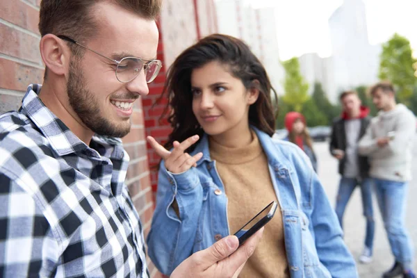 Närbild Unga Män Med Mobiltelefon Utomhus — Stockfoto