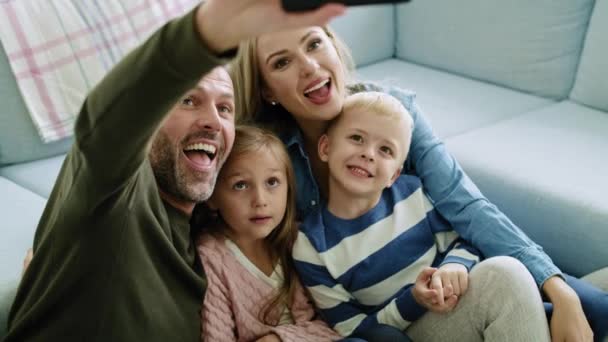 Rodina dělá selfie v obývacím pokoji