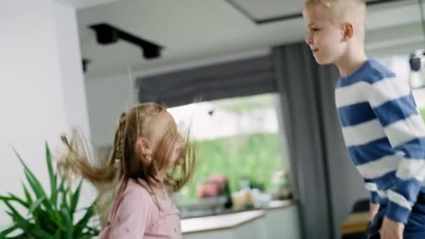Vista Portátil Crianças Felizes Pulando Cama — Vídeo de Stock