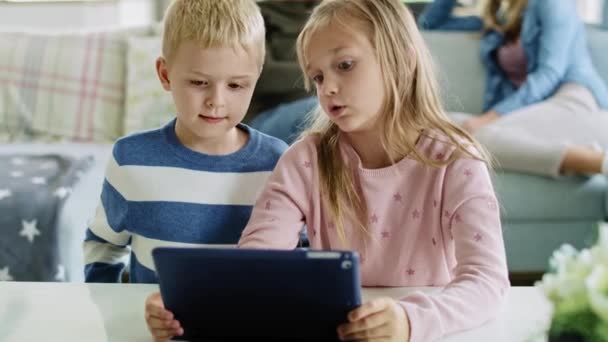 Irmãos Usando Tablet Sala Estar — Vídeo de Stock