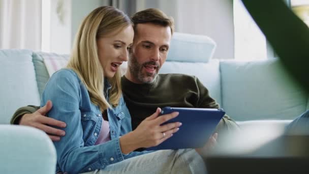 Sevgili Çift Oturma Odasında Tablet Kullanıyor — Stok video