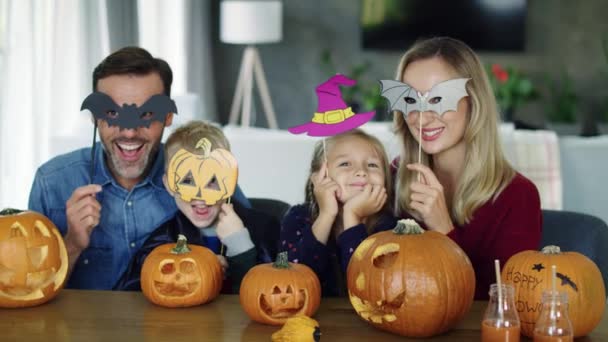 Retrato Familia Feliz Pasando Halloween Juntos Casa — Vídeo de stock