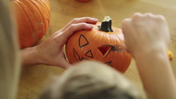 Primer Plano Mujer Tallando Calabaza Para Halloween — Vídeo de stock