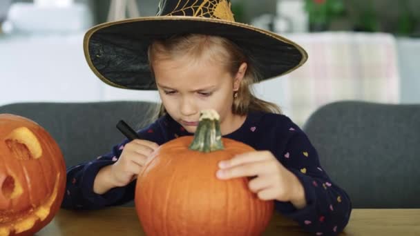 Mädchen Halloween Kostüm Zeichnet Auf Kürbis — Stockvideo