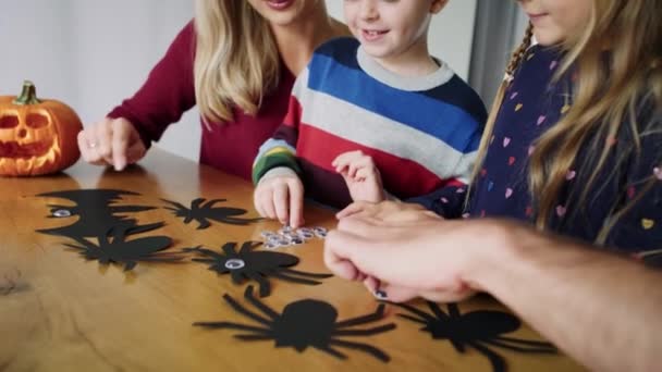 Mostra Vídeo Portátil Família Preparando Decorações Para Halloween — Vídeo de Stock