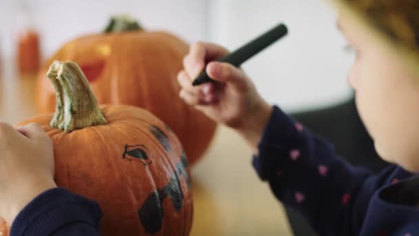 Chica Haciendo Decoraciones Para Halloween — Vídeo de stock
