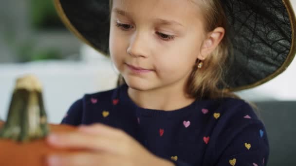 Ragazza Cercando Disegnare Faccia Davvero Spaventoso Sulla Zucca Halloween — Video Stock