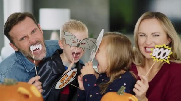 万圣节期间带着面具的顽皮家庭的画像 — 图库视频影像