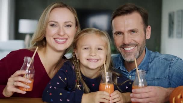 Πορτρέτο Της Χαμογελαστή Οικογένεια Πίνοντας Χυμό — Αρχείο Βίντεο